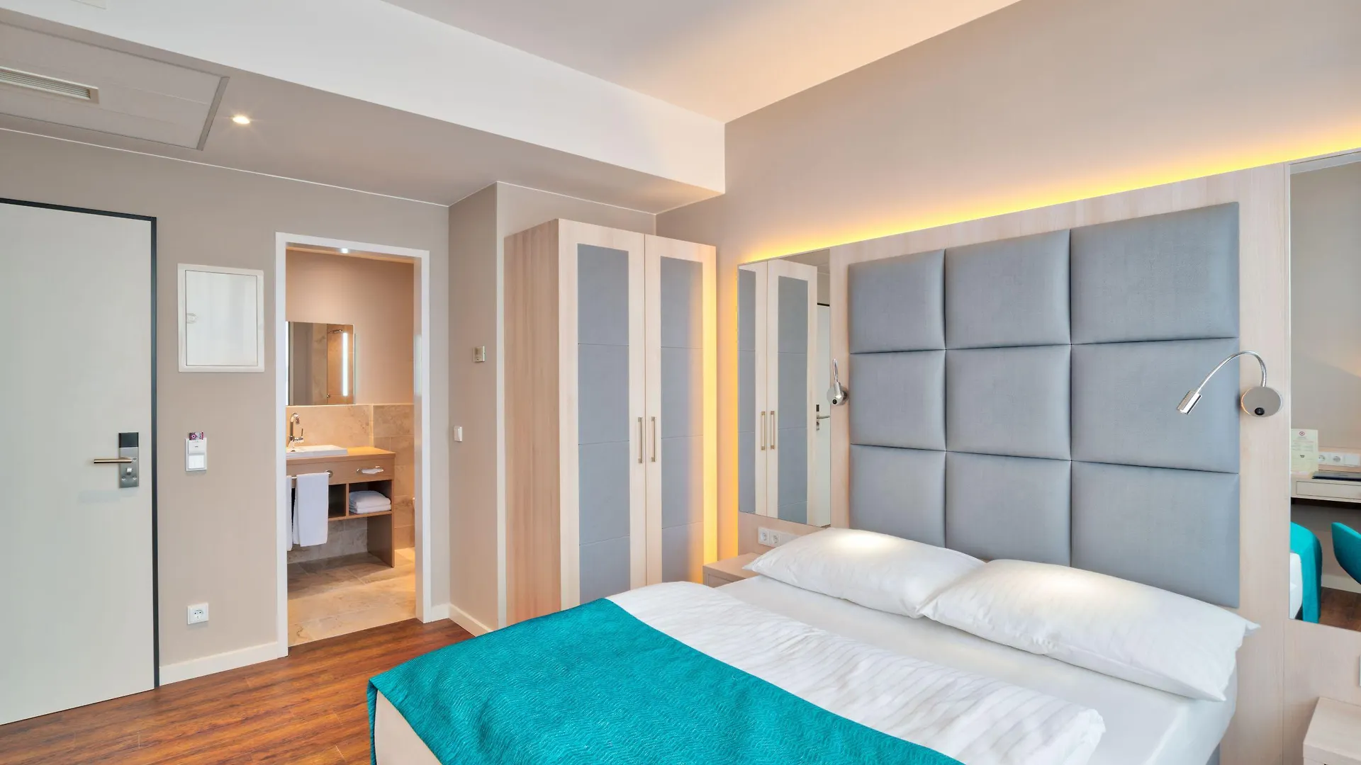Hollywood Media Hotel Am Kurfuerstendamm Berlín 4*,
